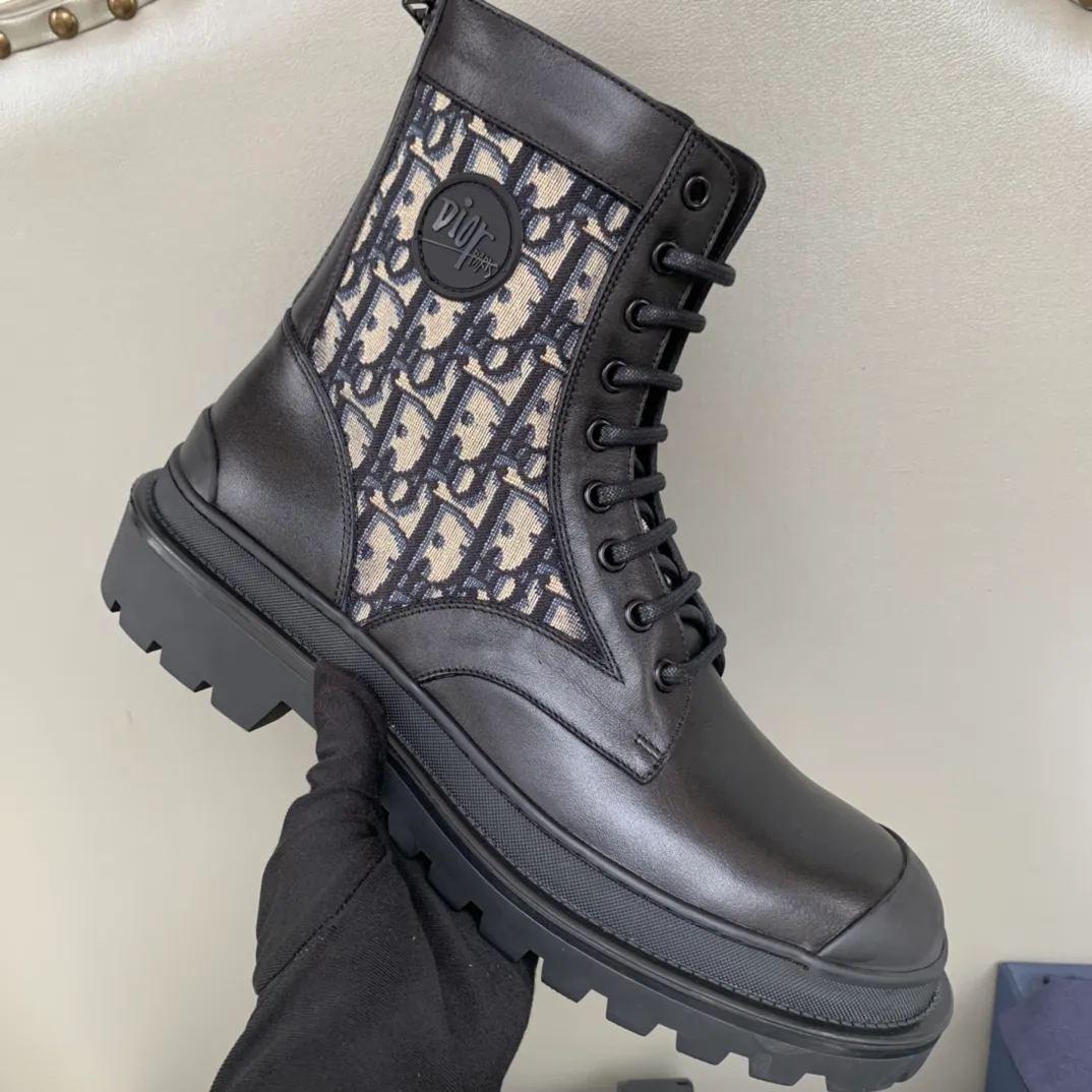 [DIOR] Top P: 920💰 Number of yards: 39~44 (38.45 custom-made, non-refundable) Dior Dior~ Winter series, original 1:1 development Casual men's leather shoes Made with heavy investment, shoes and boots are made of imported cowhide + imported Dior special fabric Not easily deformed black cowhide lining Dior large hardware inlay Original TPU vacuum outsole, black cowhide Black open edge beads Military green suede Black suede Khaki suede leather is crafted by a large factory, and the perfect product is only prepared for you who know your taste! Any comparisons are welcome.